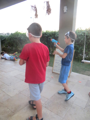 הפעלה עצמית ליום הולדת - אימון מטווח אקדחי חיצים