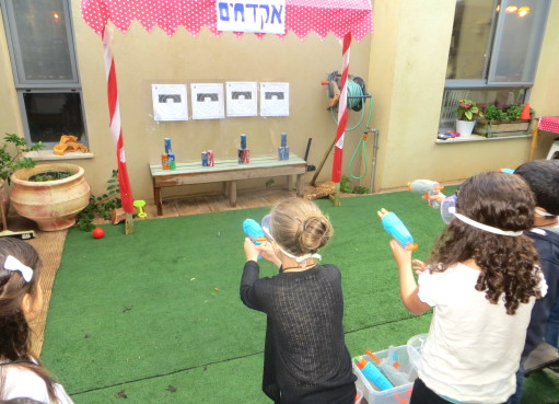 השכרת משחקים ליום הולדת - מטווח אקדחי חיצי ספוג - בלונים ושוקולד