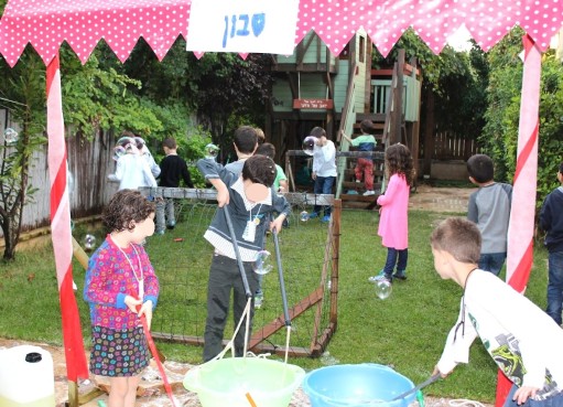 מפריחים בועות סבון ענקיות ביום הולדת יריד שעשועים