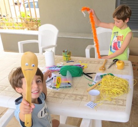 איך להכין בובות תאטרון מכפות עץ