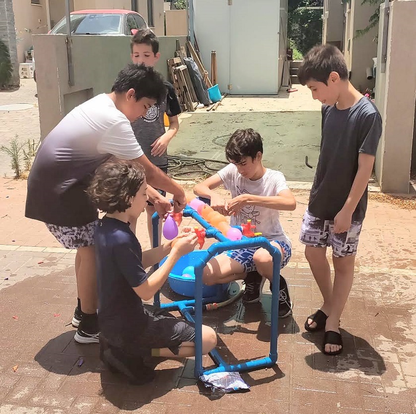 ילדים ממלאים בלוני מים